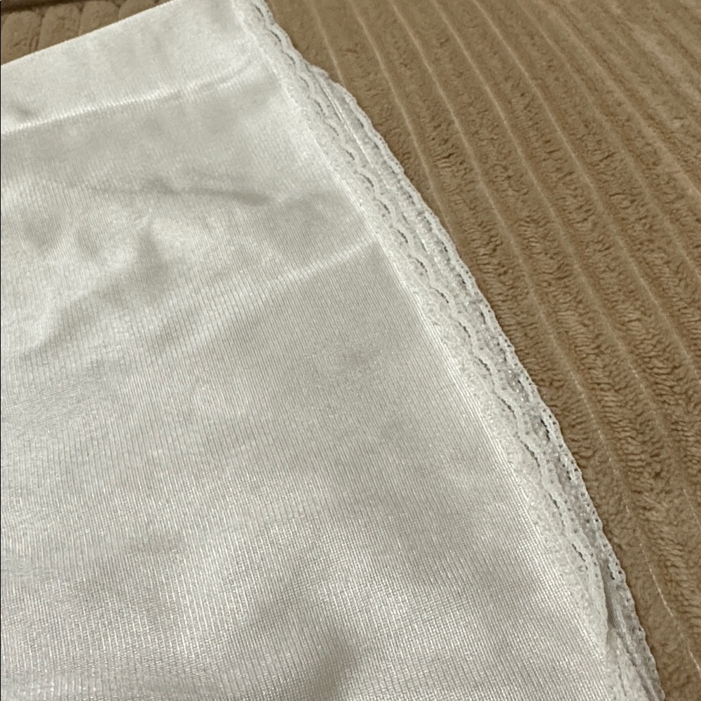 Vintage Vassarette Elegant White Lace Trim Slip or nightgown - Picture 5 of 5